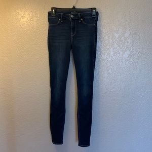 Abercrombie & Fitch. Size 25/0 L. Mid rise jean legging.